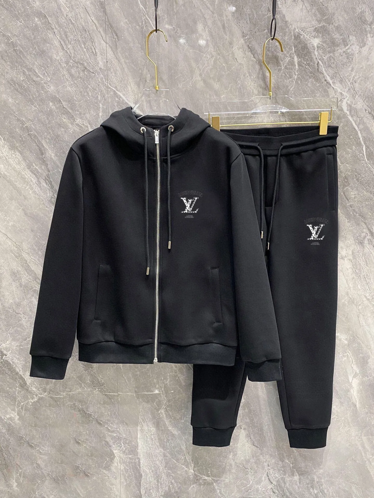 🅿️420 [LV Louis Vuitton] (Fat Man Gospel) hot-selling suit is coming. Focus on the original version of the official website. 2025 new hot-selling cardigan sweater suit. The original order is the best. 🇭🇰The meticulous work of top designers is dedicated to a fitting and perfect upper body effect. All-natural high-quality Roman cotton 100%, close-fitting comfort, noble and elegant! Original hardware embodies elegance and nobility! Counter size: M-5XL (maximum wear up to 220 pounds)
